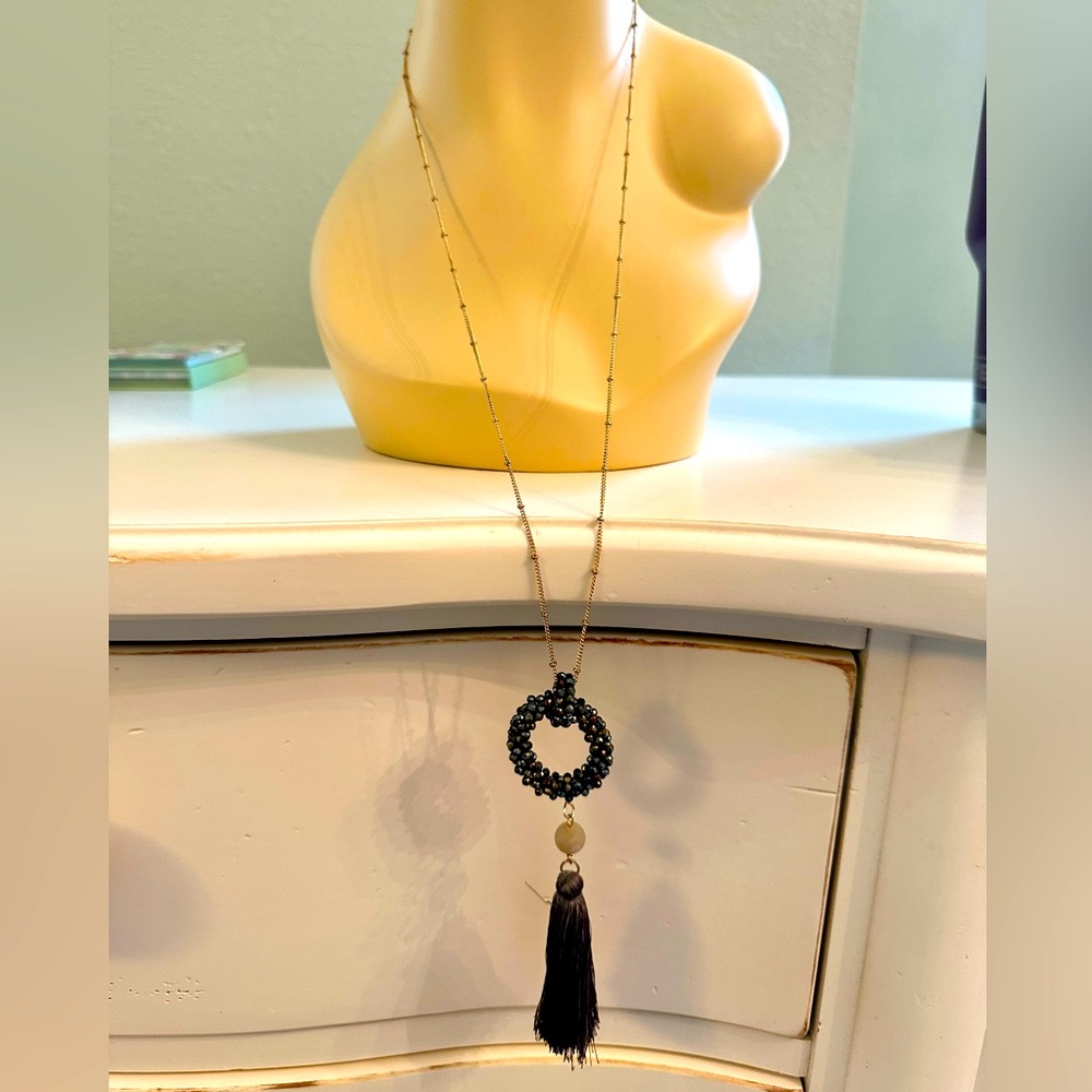 Beautiful gold dainty drop tassel necklace! Brand new condition! 💙